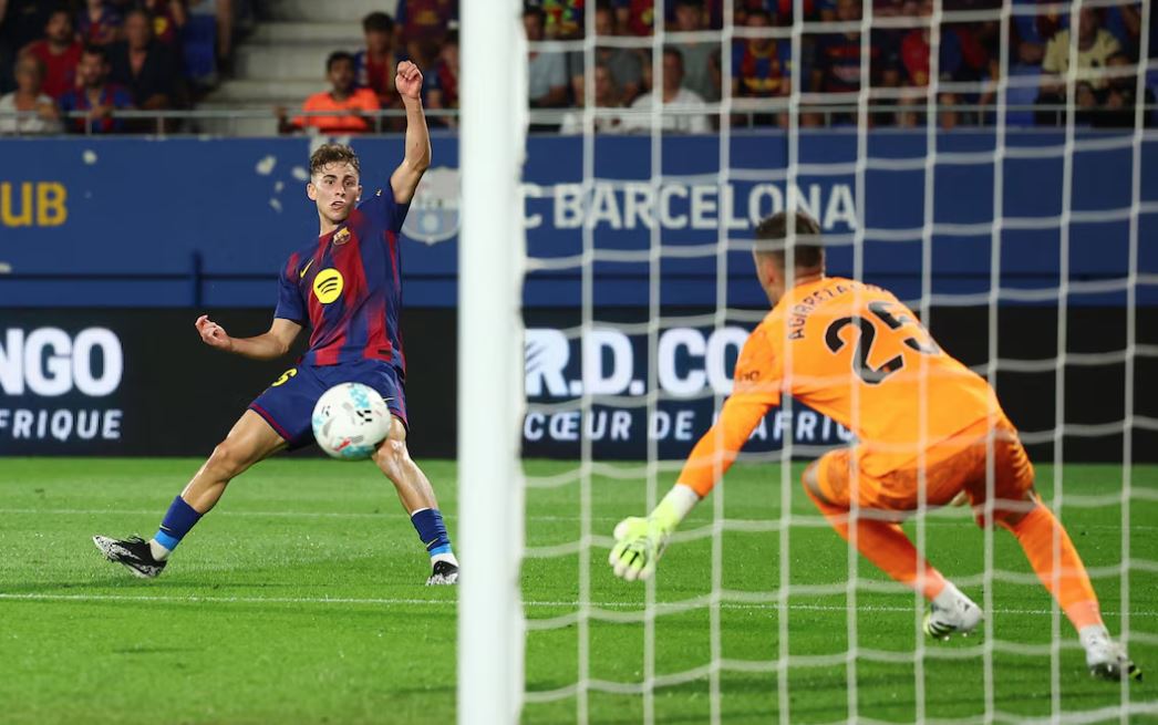 Barcelona demolish Valencia 6-0